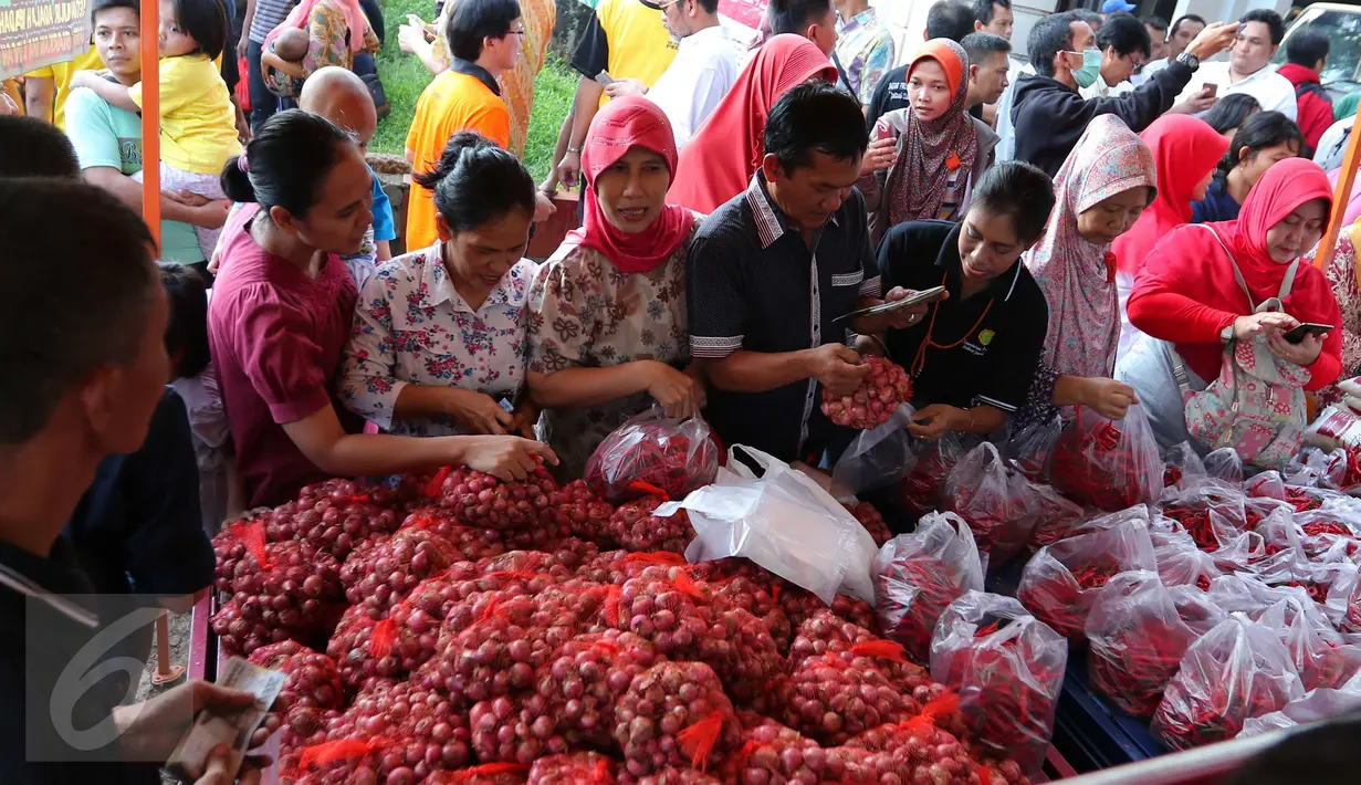 Warga berbelanja saat Operasi pasar Murah, Jakarta, Minggu (12/6). Operasi pasar murah tersebut digelar untuk menstabilkan harga kebutuhan pokok di bulan Ramadan (Liputan6.com/Angga Yuniar)