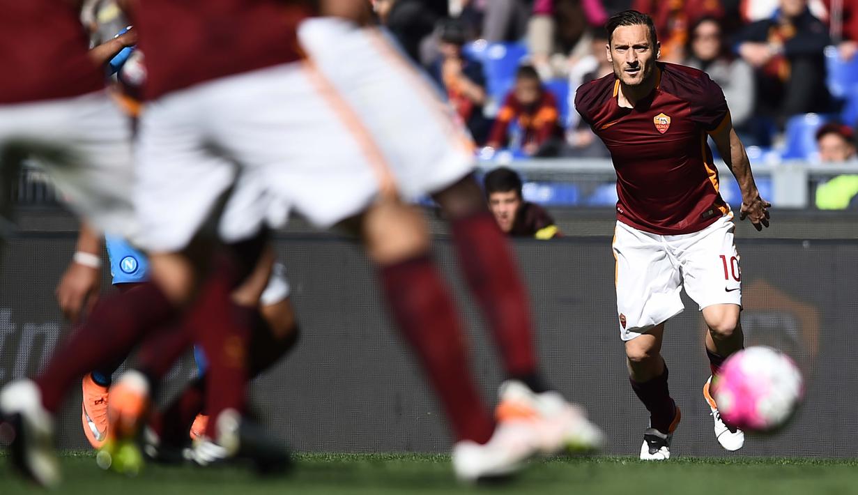 Kapten AS Roma, Francesco Totti mengawasi gerakan bola saat melawan SSC Napoli pada lanjutan Serie A Italia di Stadion Olympico, Roma, Senin (25/4/2016) WIB.  (AFP/Filippo Monteforte)