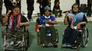 Suporter Timnas Thailand penyandang disabilitas mengangkat tangan saat merayakan kemenangan timnya atas Indonesia di National Stadium Rajamangala, Bangkok, Sabtu (17/12). Thailand unggul 2-0. (Liputan6.com/Helmi Fithriansyah)