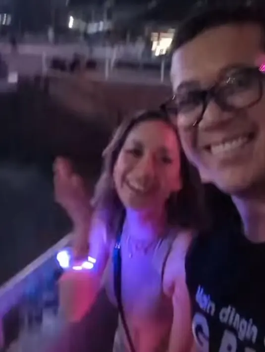 BCL juga terlihat menonton konser Coldplay Jakarta. Ia menikmati waktunya dengan menyanyi lagu-lagu Coldplay mengenakan tank top cokelat, riasan natural, dan rambut panjangnya dibiarkan tergerai. [Foto: Instagram/bclsinclair]