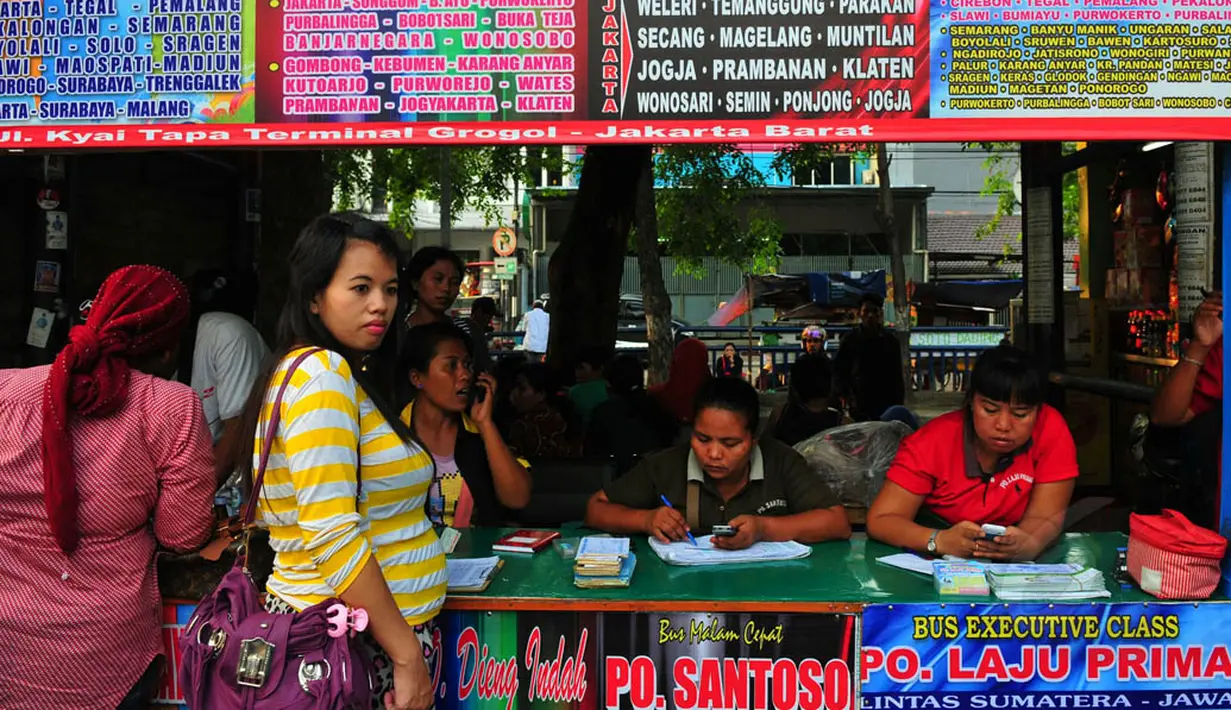 Para calon penumpang memenuhi dan antre di loket pembelian tiket bis AKAP di terminal Grogol, Jakarta, Senin (21/7/14. (Liputan6.com/Johan Tallo) 
