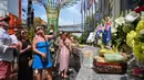 Orang-orang mengunjungi  Monumen Kemanusiaan Ground Zero bagi para korban untuk memperingati 20 tahun bom Bali, di Kuta, Bali, Rabu (12/10/2022). Aksi teror yang dikenal dengan sebutan Bom Bali 1 berhasil menyedot perhatian tak hanya masyarakat lokal namun juga internasional. (SONNY TUMBELAKA / AFP )