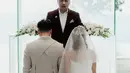 Pasangan ini mengikat janji suci pernikahan setelah 11 tahun pacaran. Gritte dan Arif duduk berdampingan di depan pemuka agama yang menikahkan mereka. [Instagram/gritteagathaa]