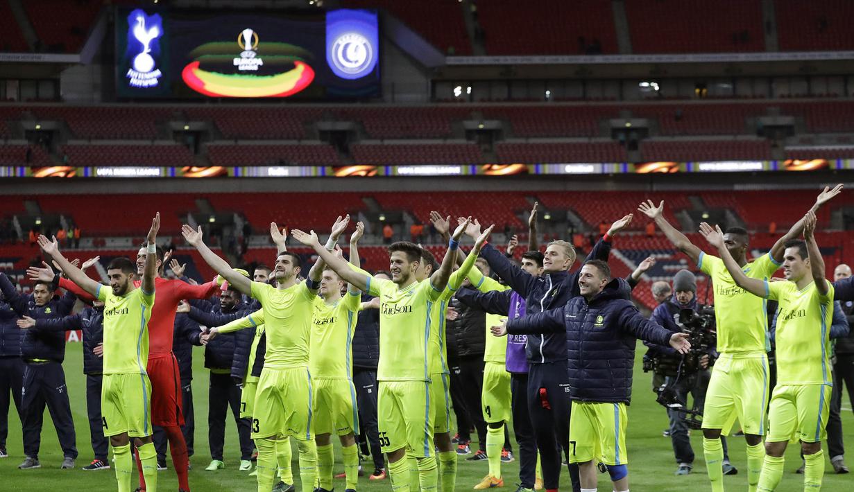 Para pemain Gent merayakan keberhasilan lolos ke babak 32 besar Piala Eropa usai bermain imbang 2-2 dengan Tottenham di Stadion Wembley, Inggris, Kamis (23/2/2017). Gent lolos dengan agregat 3-2. (AP/Matt Dunham)