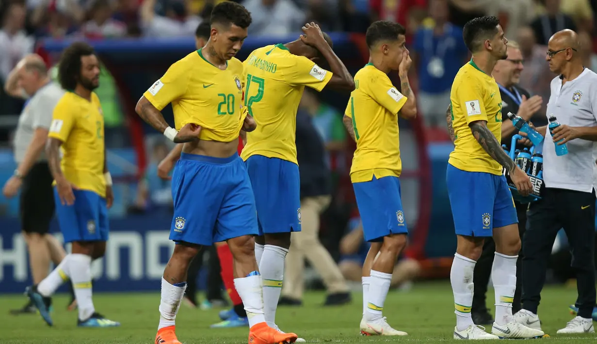 Pemain timnas Brasil meninggalkan lapangan dengan kecewa setelah kalah dari Belgia pada laga perempat final Piala Dunia 2018 di Stadion Kazan Arena, Jumat (6/7). Brasil terdepak dari Piala Dunia 2018 setelah takluk dari Belgia 1-2. (Roman Kruchinin/AFP)