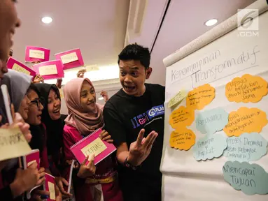 Pengajar memberi pelatihan dasar kepemimpinan calon menteri cilik di Jakarta, Senin (9/10). Sebanyak 21 calon menteri cilik dari 12 provinsi mengikuti pelatihan dasar kepemimpinan yang diselenggarakan oleh Plan International. (Liputan6.com/Faizal Fanani)