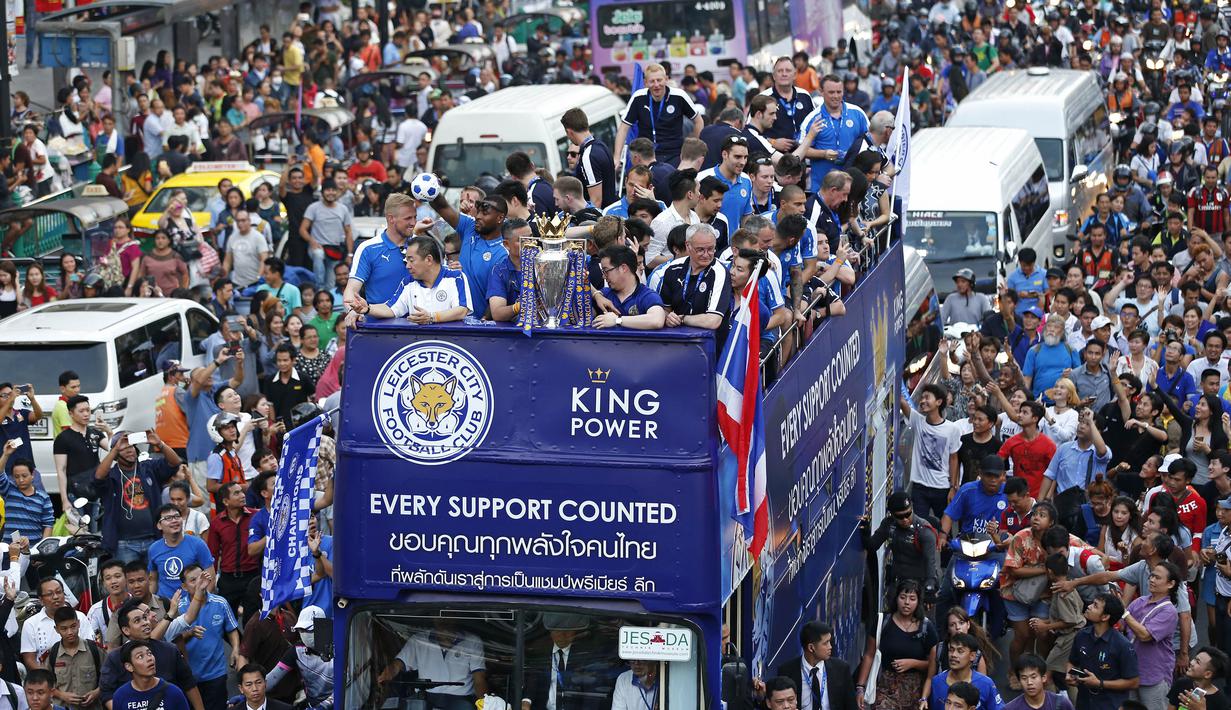 Manajer Leicester, Claudio Ranieri, bersama para pemainnya diarak keliling Thailand usai meraih gelar Liga Inggris musim 2015/2016. Tanpa pemain bintang, The Foxes musim lalu mampu mematahkan dominasi klub-klub besar. (EPA/Rungroj Yongrit)