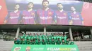 Delapan pemain terbaik MILO Football Championship 2018 yang mendapatkan kesempatan berlatih berpose bersama puluhan anak lainnya dari seluruh dunia di Barça Academy Barcelona, Spanyol. (Liputan6.com/Rizky)