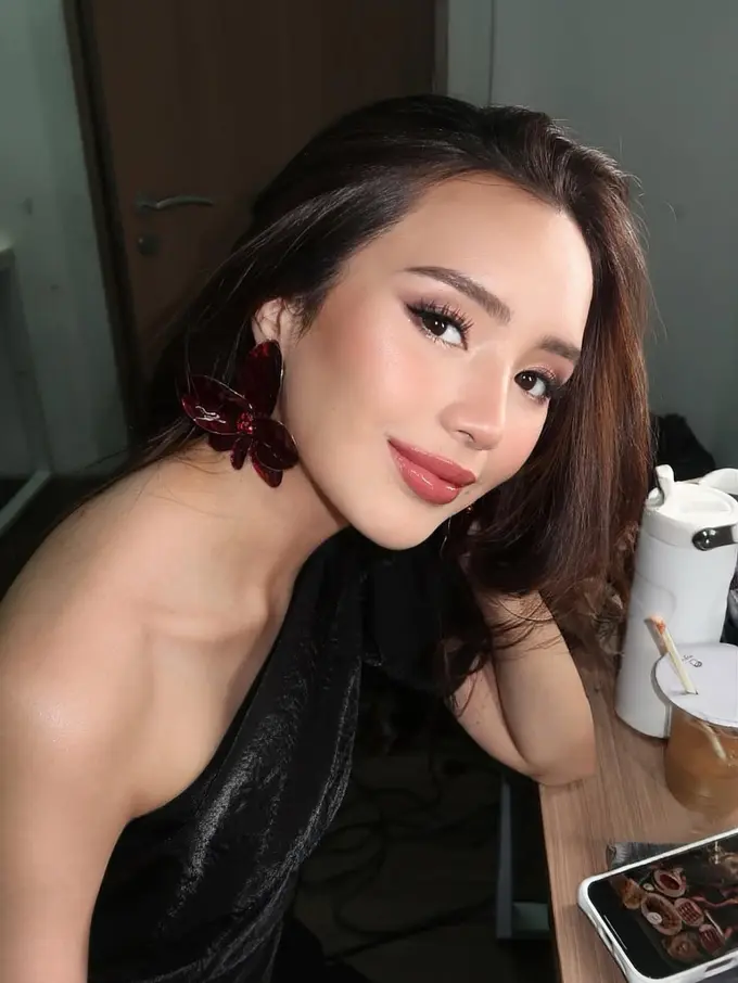 Glam Makeup Look Beby Tsabina yang Mewah dan Inspiratif, Sentuhan Elegan Karya Rhay David