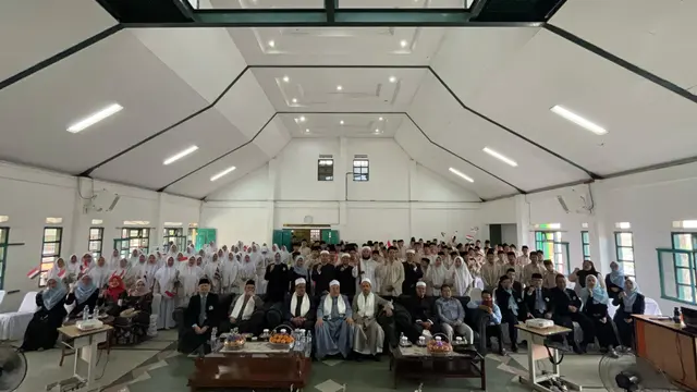 Tiga pimpinan Dirjen Pendidikan Dasar dan Menengah Al-Azhar, Asy-Syarif, Kairo, Mesir, hadir di Al- Mashduqi International Islamic Boarding School (IIBS) Garut. (Foto: Liputan6.com/Jayadi Supriyadin)