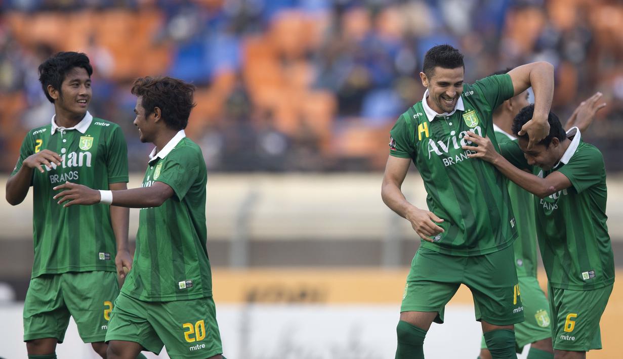 Pemain Persebaya United, Javier Pedro bersama rekan-rekan setim merayakan gol yang dicetaknya ke gawang pada laga Piala Presiden di Stadion Si Jalak Harupat, Bandung, Kamis (10/9/2015). Persebaya United berhasil menang 4-1. (Bola.com/Vitalis Yogi Trisna)