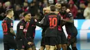 Pemain Bayer Leverkusen merayakan gol yang dicetak oleh Robert Andrich ke gawang Mainz dalam duel pekan ke-23 Bundesliga di Stadion BayArena, Sabtu (24/2/2024). Kemenangan ini membuat anak Xabi Alonso nyaman di puncak klasemen dengan 61 poin. (AP Photo/Martin Meissner)