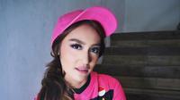 Presenter Cantik, Intan Saumadina berpose dengan seragam kiper Persija Jakarta. (instagram.com/intansaumadina).