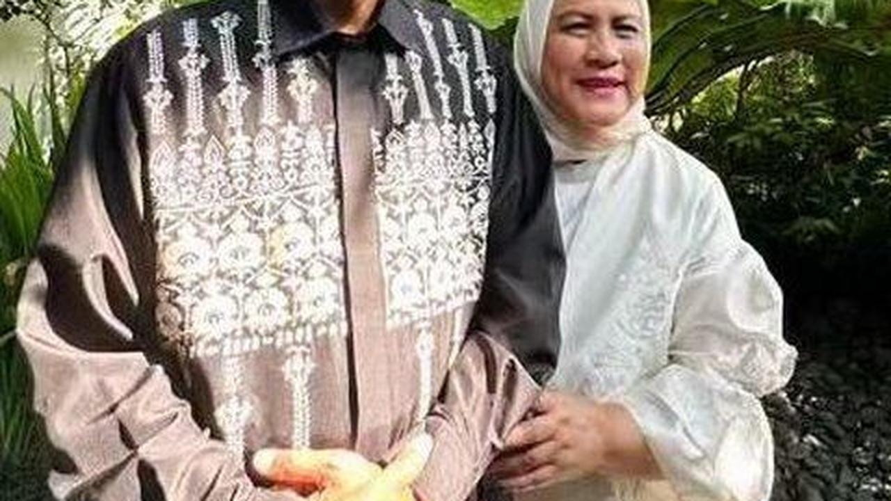 Penampilan lain istri presiden ke-7.  Iriana tampil anggun dengan busana berwarna putih serasi dengan Joko Widodo. Kesan sederhana selalu terpancar dari ibu negara ini.