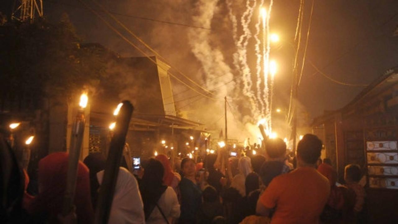 Pawai obor dan kembang api meriahkan malam tahun baru 1437 Hijriah
