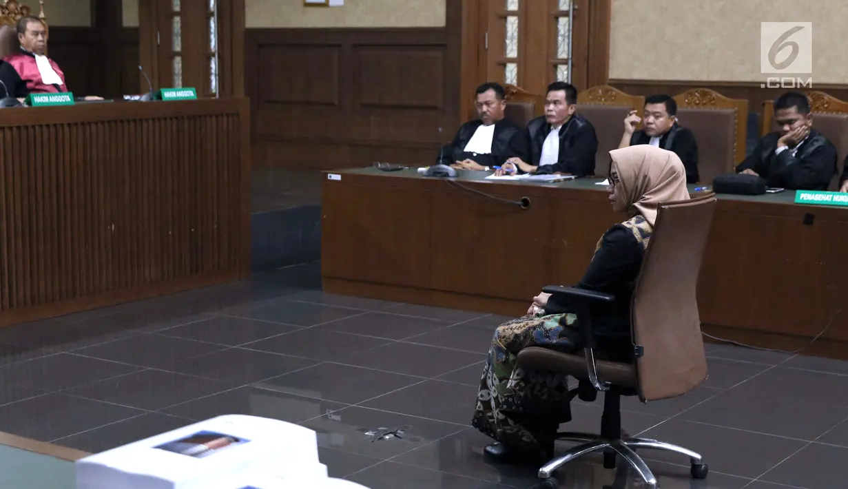 Terdakwa dugaan suap kesepakatan kontrak kerja sama pembangunan PLTU Riau-1, Eni Maulani Saragih saat sidang pembacaan tuntutan di Pengadilan Tipikor, Jakarta, Selasa (22/1). Eni Maulani Saragih dituntut 8 tahun penjara. (Liputan6.com/Helmi Fithriansyah)