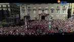 Lapangan Saint James di Barcelona, Spanyol, dipadati ribuan orang. Mereka menonton aksi para castellers,  kelompok piramida manusia.