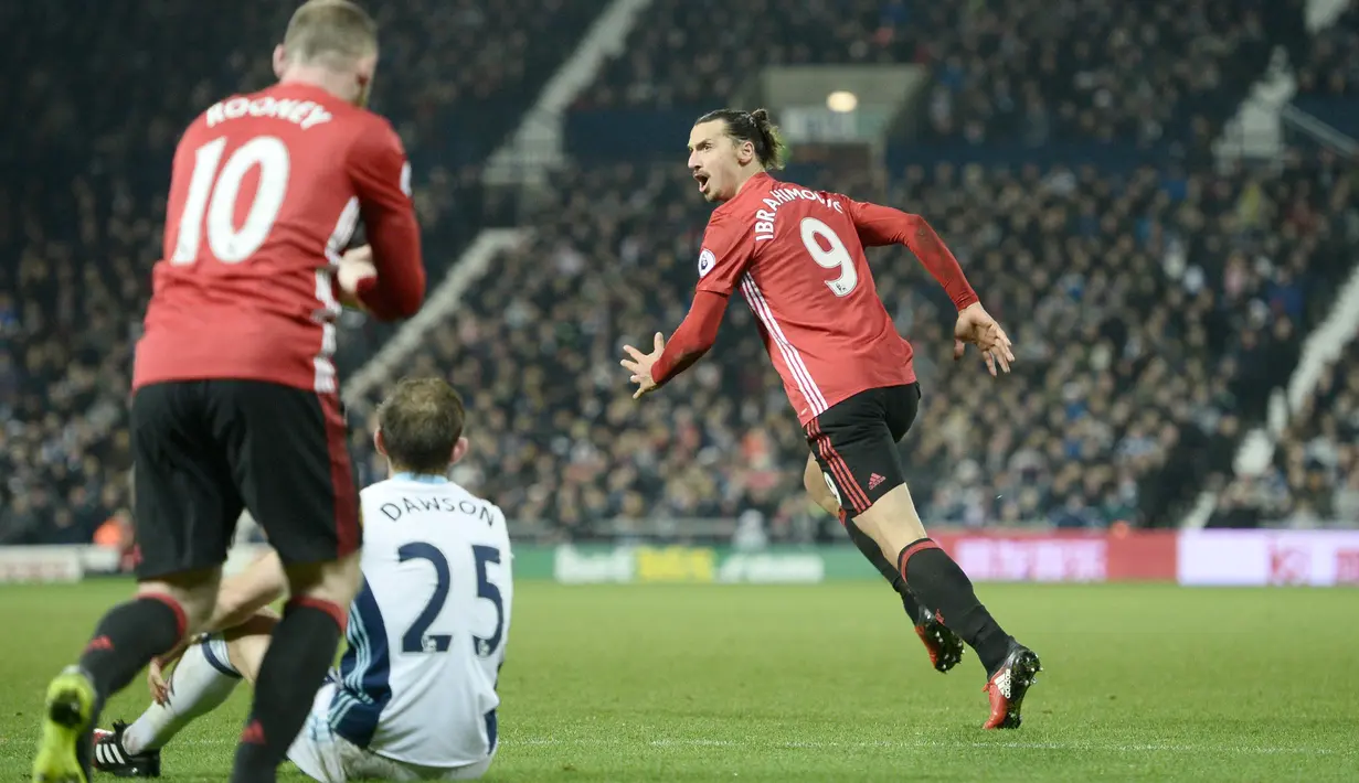 Zlatan Ibrahimovic (kanan) memborong dua gol untuk kemenangan Manchester United atas West Bromwich Albion pada lanjutan Premier League di The Hawthorns stadium,  West Bromwich, (17/12/2016).  (AFP/Oli Scarff)