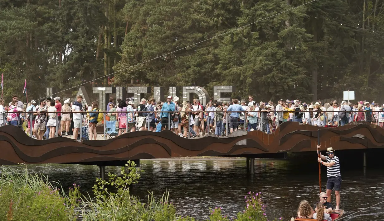 Pengunjung festival di festival Latitude di Henham Park, Southwold, Inggris, Sabtu (24/7/2021). Ribuan orang memadati area Festival Latitude di Inggris timur pada Jumat (23/7/2021) waktu setempat. (Jacob King/PAvia AP)