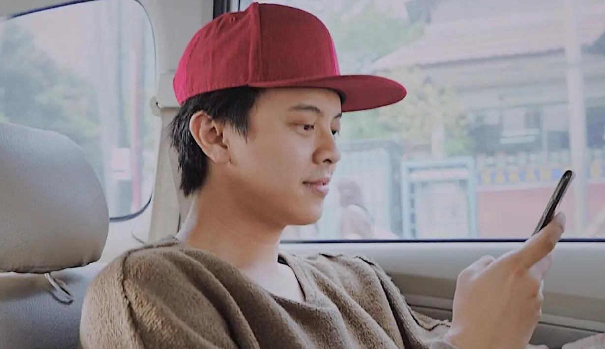 Pria yang dikabarkan akan menikah dengan selebgram cantik, Andira Hadley ini memang dikenal sering mengenakan topi. Bukan hanya berfungsi sebagai penutup kepala, topi juga menjadi aksesoris penunjang penampilan Bisma Karisma. (Liputan6.com/IG/@sibisma)