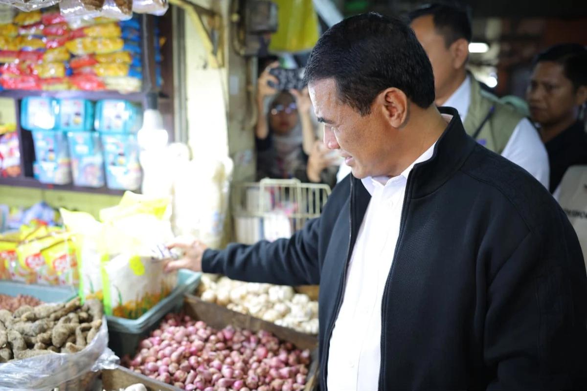 FOTO: Sidak Pasar Wonokromo, Mentan Tegaskan Harga Pangan Aman