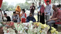 Putra pertama Presiden ke-3 RI BJ Habibie, Ilham Akbar Habibie (kanan) saat berziarah ke makam kedua orangtuanya di TMP Kalibata, Jakarta, Minggu (15/9/2019). Ilham memanjatkan doa bersama warga yang turut datang berziarah. (merdeka.com/Iqbal Nugroho)