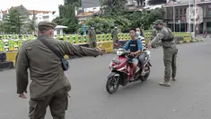 Petugas Satpol PP memberhentikan pengendara sepeda motor saat melakukan razia masker di kawasan Kota Tua, Jakarta, Kamis (24/2/2022). Pemerintah pusat kembali memperpanjang masa PPKM level 3 untuk wilayah Jakarta, Bogor, Depok, Tangerang dan Bekasi (Jabodetabek). (Liputan6.com/Faizal Fanani)