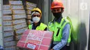 Direktur Operasional PT Berdikari (Persero) Muhammad Hasyim (kiri) dan Ass. Manager Peternakan Bambang Setyo Utomo (kanan) menerima pengiriman perdana 672 ton daging kerbau impor dari India di pelabuhan Tanjung Priok Jakarta, Sabtu (30/5/2020) (Liputan6.com/HO/Ady)