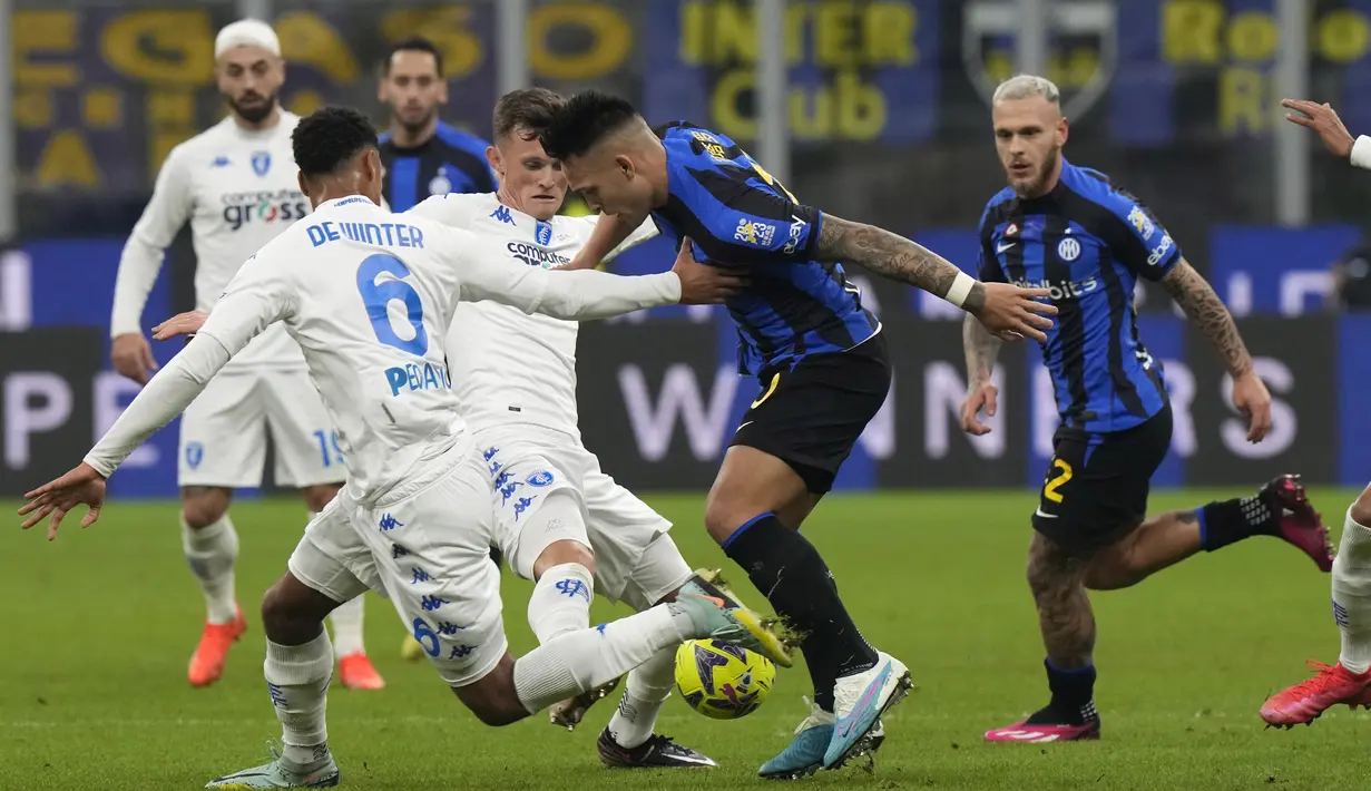 Pemain Inter Milan, Lautaro Martinez, berusaha melewati pemain Empoli, Koni De Winter, pada laga Liga Italia di Stadion Giuseppe Meazza, Milan (23/1/2023). Kekalahan ini membuat Inter Milan untuk sementara tertahan di peringkat tiga klasemen dengan poin 37. Di sisi lain, Empoli berhak naik ke peringkat sembilan dengan poin 25. (AP Photo/Luca Bruno)