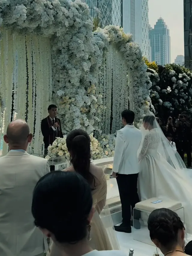 Amanda Manopo Bersama Kenny Austin reski menikah dengan pakaian serba putih. [@fannyhamasaki]