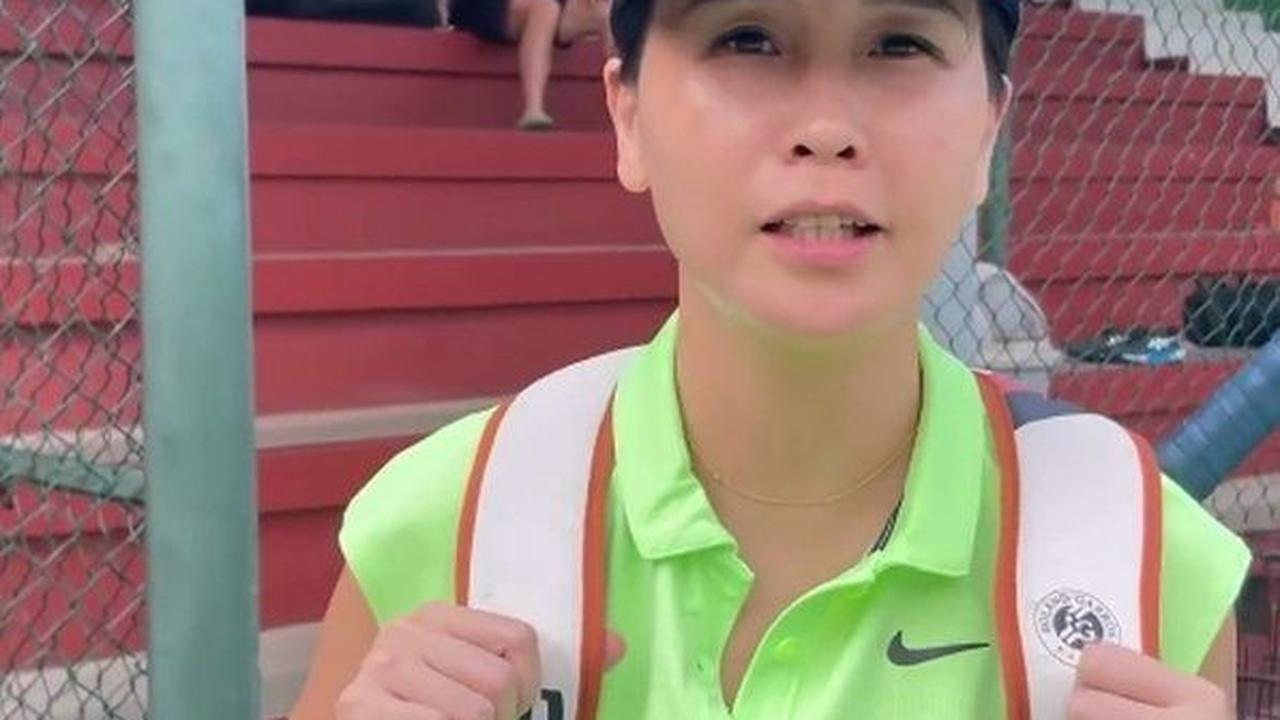 Untuk menjaga kebugarannya, Veronica secara rutin berolahraga, khususnya bermain tenis, dan penampilannya membuatnya terlihat seperti seorang mahasiswa dengan mengenakan pakaian olahraga.