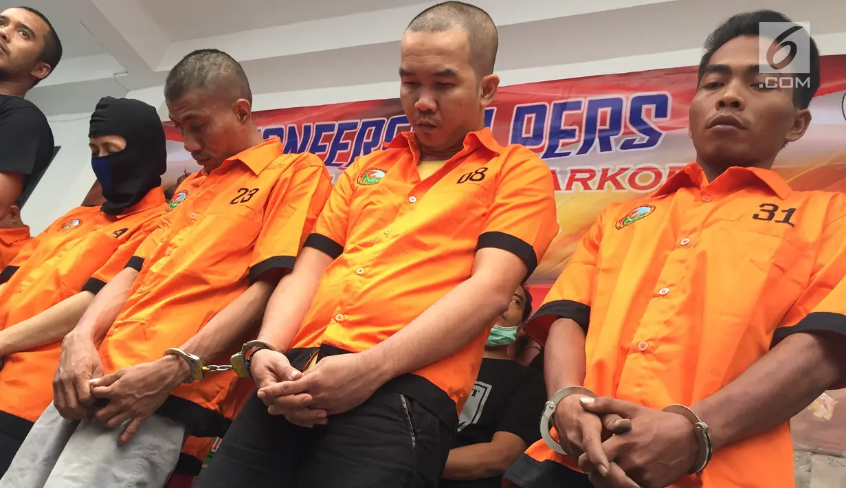 Sejumlah tersangka kasus tindak pidana narkotika jenis ekstasi dan shabu ditunjukkan petugas saat rilis di Polda Metro Jaya, Jakarta, Rabu (27/12). (Liputan6.com/Immanuel Antonius)