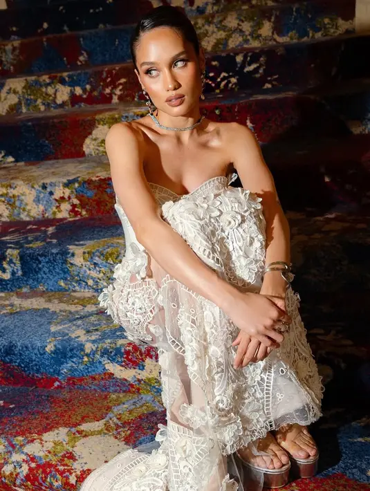 <p>Wajahnya dipulas oleh MUA Kun Soo dengan mengaplikasikan blush on coral dan lipstik waena gelap. Riasan mata juga dibuat dengan warna warm. [@claurakiehl]</p>