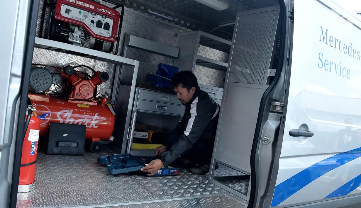 Petugas montir mengecek kesiapan Alat teknisi buat kendaraan Mobil, Jakarta, Jumat (16/6). Lebaran Rescue juga memiliki layanan khusus yang memadukan posko service 24 jam dan bengkel siaga. (Liputan6.com/Helmi Afandi)