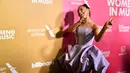 Ariana Grande juga sering terlihat dengan fashion-fashion ceria. Membuat dirinya banyak digemari remaja di seluruh dunia (kapanlagi/AFP)