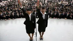 Mahasiswa Jepang menyatakan bahwa mereka akan melakukan yang terbaik dalam mencari pekerjaan sebelum mengikuti acara bursa kerja di sebuah teater terbuka di Tokyo (25/2). (REUTERS/Issei Kato)