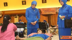 Citizen6, Surabaya: Kegiatan donor darah yang diselenggarakan atas kerja sama Kobangdikal  dengan Palang Merah Indonesia (PMI) Cabang  Surabaya dan Gresik ini melibatkan 35 baik dari PMI maupun dari satuan kesehatan Kobangdikal. (Pengirim: Penkobangdikal)