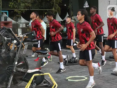 Sejumah pesepak bola yang tergabung dalam pemusatan latihan timnas Indonesia U-20 melakukan latihan fisik di kawasan ring road Stadion Utama Gelora Bung Karno, Jakarta, Rabu (15/5/2024). (Liputan6.com/Herman Zakharia)