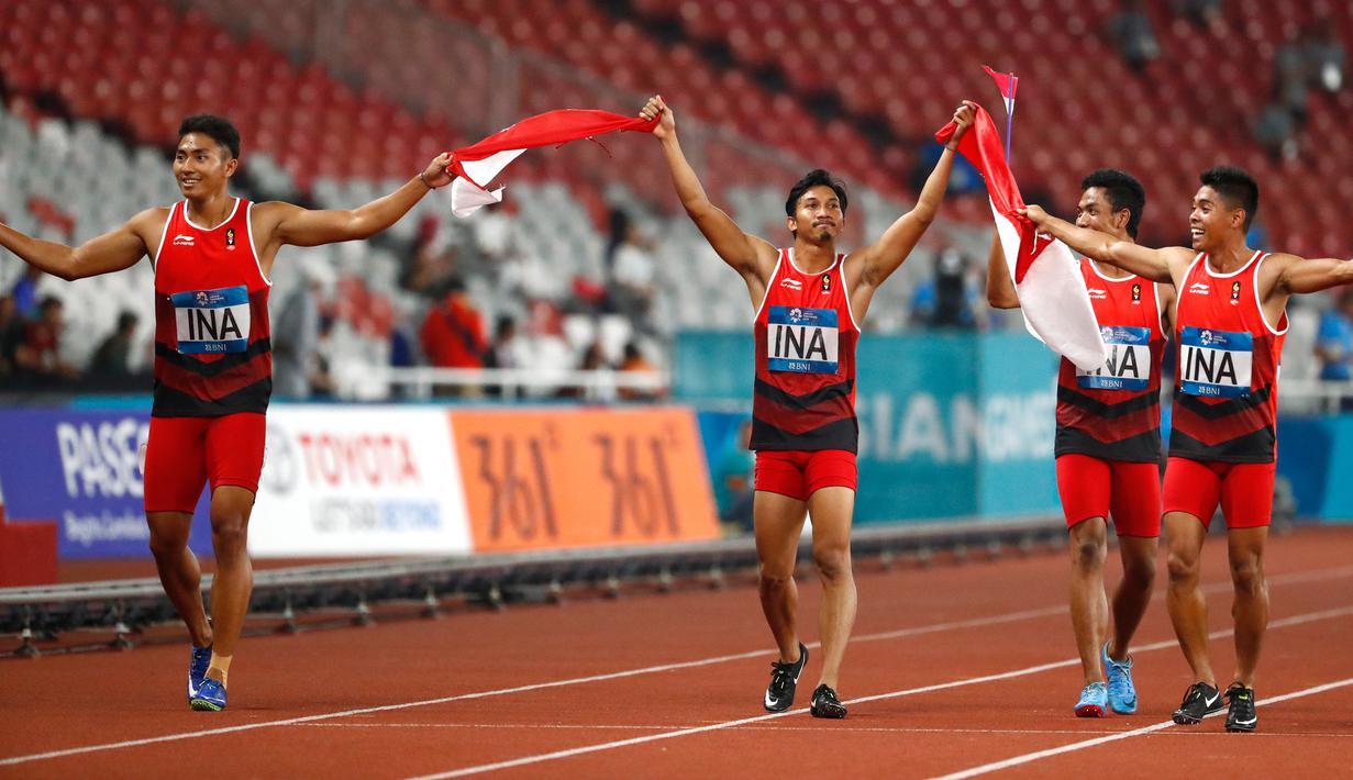 Lalu Muhammad Zohri (dua kanan) bersama Fadlin, Eko Rimbawan, dan Bayu Kertanegara melakukan selebrasi usai meraih perak dalam final lari 4x100 meter cabang olahraga atletik Asian Games 2018 di Jakarta, Kamis (30/8). (AP Photo/Bernat Armangue)