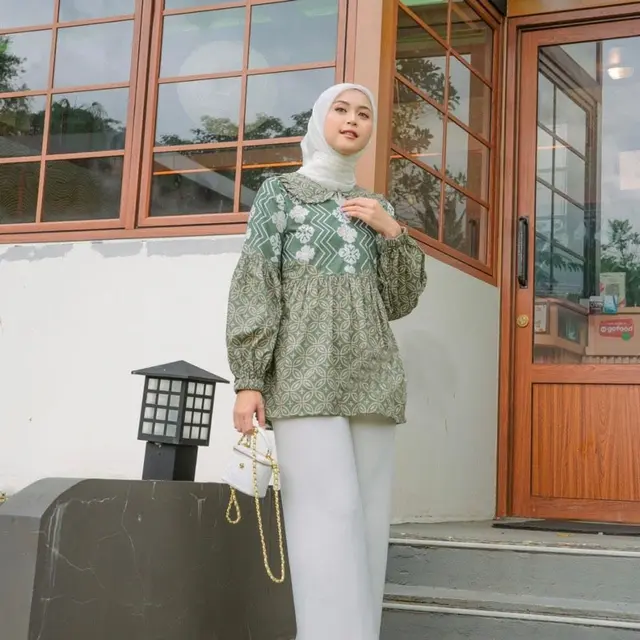 Blouse Batik Amarilis dengan Cutting Lengan Balon