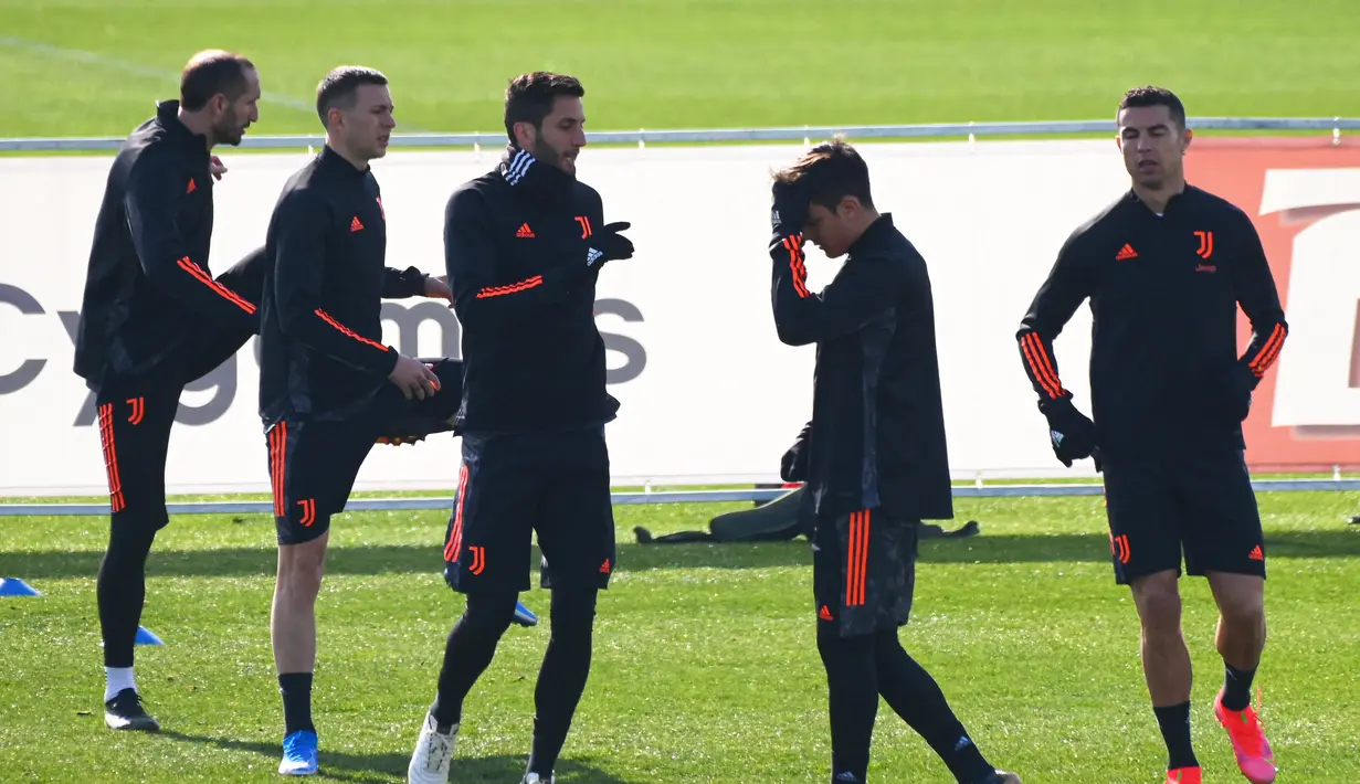 Para pemain Juventus mengambil bagian dalam sesi latihan di tempat latihan Juventus di Turin, Italia (16/2/2021).  Juventus memboyong 22 pemain untuk leg pertama babak 16 besar Liga Champions 2020/2021 melawan Porto. (AFP/Marco Bertorrello)