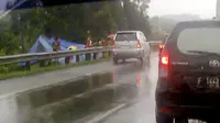 Banjir, Warga Mengungsi di Pinggir Tol KM 41 Arah Cikampek