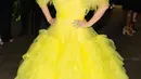 Drew Barrymore terlihat stunning dalam balutan yellow ballgown dari Christian Siriano. Aktris 46 tahun itu melengkapi tampilan dengan anting-anting aqua cerah dan cincin berlian, keduanya oleh Lorraine Schwartz. (Instagram/cfda).
