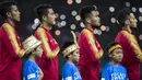 Pemain Indonesia bersama anak-anak menyanyikan Indonesia Raya saat pertandingan melawan Laos pada laga Asian Games di Stadion Patriot, Jawa Barat, Jumat (17/8/2018). Indonesia menang 3-0 atas Laos. (Bola.com/Vitalis Yogi Trisna)