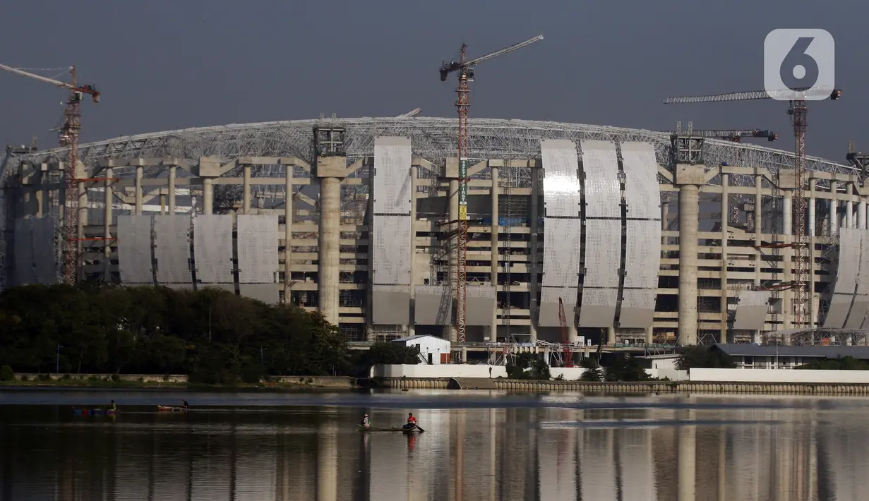 Suasana pembangunan Jakarta International Stadium (JIS) yang terlihat dari Waduk Cincin, Tanjung Priok, Jakarta, Senin (16/8/2021). Selain penyelenggaraan Formula E, Gubernur DKI Jakarta Anies Baswedan menargetkan JIS diresmikan akhir tahun ini. (Liputan6.com/Johan Tallo)