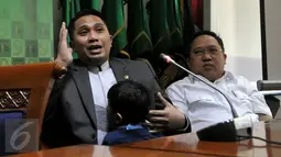 Anggota DPR Fraksi PPP, Ivan Haz (kiri) memberikan keterangan pers di Kompleks Parlemen, Senayan, Jakarta, Jumat (9/10). Dalam kesempatan itu, Ivan membantah menganiaya PRTnya, Topiah. (Liputan6.com/Johan Tallo)
