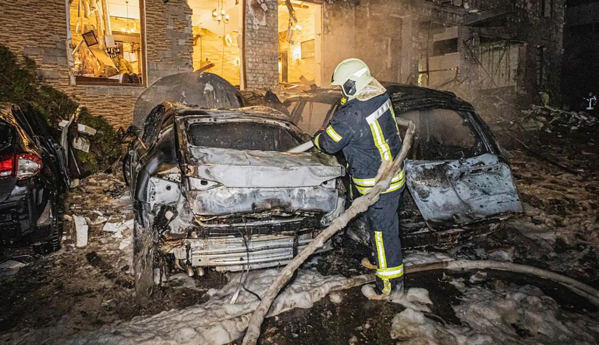 "Salah satu dari mereka, seorang pria berusia 35 tahun, kini dalam kondisi serius," imbuhnya. (Ukrainian Emergency Service via AP)