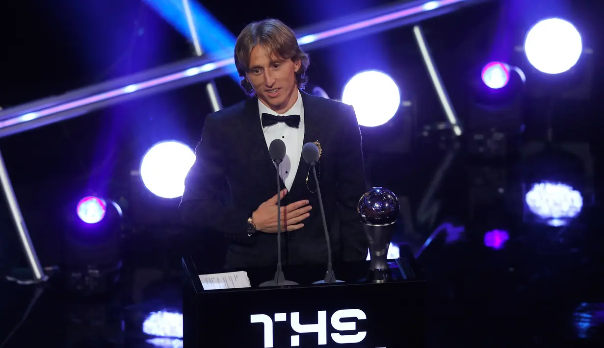 Bintang sepak bola Kroasia, Luka Modric memberi sambutan saat menerima penghargaan Pemain Terbaik Pria FIFA 2018 dalam acara The Best FIFA Football Awards di London, Senin (24/9). Modric mengalahkan Cristiano Ronaldo dan Mohamed Salah. (AP/Frank Augstein)
