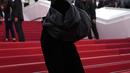 Bella Hadid berpose untuk fotografer setibanya pada pemutaran perdana film The Innocent di Festival Film Cannes, Prancis, 24 Mei 2022. (AP Photo/Daniel Cole)