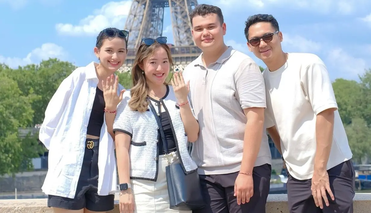 Kevin Menzel, kakak dari Sarah Menzel akhirnya melamar sang kekasih saat mereka sedang liburan di Paris. Momen lamaran tersebut juga disaksikan oleh Sarah dan Azriel Hermansyah. Sama-sama dilamar, Sarah dan Chintya Angelina pun pamer cincin bareng yang tersemat di jari manis masing-masing. (Liputan6.com/IG/@kvin_menzel)